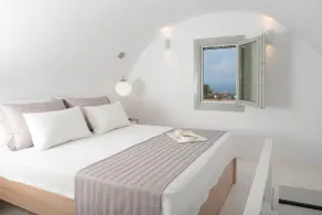 Luxury Suite with Sunrise and Sea View - Image 3