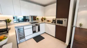 Deluxe Two Bedroom Canary Wharf Apartment - Image 5