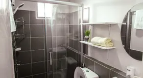 Affordable Stylish Condo with Free Wifi & Netflix, Near Airport HMS3 - Image 2