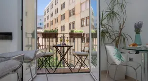 Ce charmant appartement offre un maximum d'espace pour les personnes, parfait pour des vacances en couple. Il est situé dans une rue calme et très bien desservie. Il se compose d'une chambre avec un lit double et d'une salle de bain avec baignoire, ain - Image 4