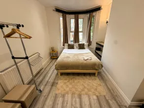 Zen-Inspired Flat - Easy Access to Central Reading - Image 2