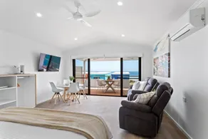 Port Lincoln Beach Front Apartments - Image 2