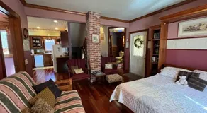 Gwen's Place - Private 2nd Floor - Image 2