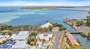 Crystal Waters-2 bed, 2 bathroom, Beachfront Unit! - Image 4
