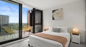 Luxury Sky High Apartment with Pool Gym & Parking - Image 2