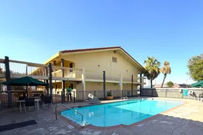 Townhouse Garden Inn & Suites San Antonio I 35 - Image 4