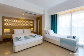 Aurasia Deluxe Hotel - Image 2