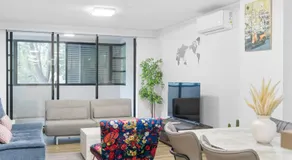 2BR Apt with Parking Walk to ICC & Darling Harbour & CBD & Chinatown - Image 4
