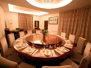Golden Crown International Hotel - Image 5