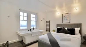 3 x Bedroom Riverside Flat with HOT TUB on Roof Terrace - Image 2