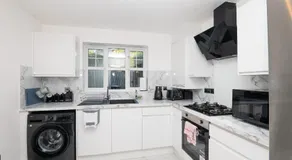 Elegant and Modern Apartment 3 Double Bedroom Near City Centre Entire House Parking - Image 4