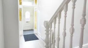 4 Bedrooms Spacious House With 2 Bathrooms Free Parking - sleeps up to 10 guests - Image 2