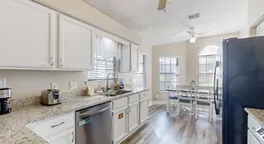 Spacious and quiet home with private patio & enclosed yard - Image 2