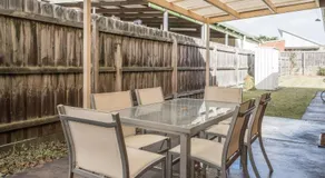 Solander's Retro Residence - By the Beach Group Stay - Image 4