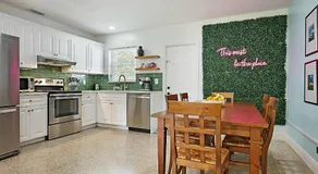 Tropical Escape near Beach! Tons of parking! - Image 4