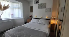 Room in House - Lovely Double bedroom near Manchester Airport - Image 2