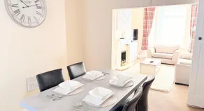 Amazing 3 Bedroom Property, smart TV, 5G WIFI, Free on street parking, close to city center and MKM Stadium - Image 3