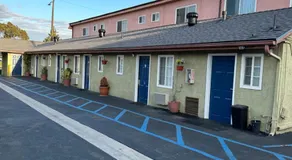 Vegas motel - Image 3