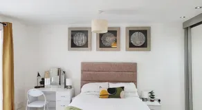 Beautiful 2 Bed House, Central spot with free parking - Image 2