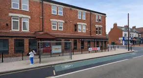 Near Hull Royal Infirmary Amber Serviced Rooms Self Check-In and Shared Kitchen - Image 3