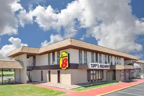 Super 8 by Wyndham Windsor/Madison North - Image 4