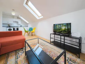 Clean & Bright 1 Bed Apartment - Image 2