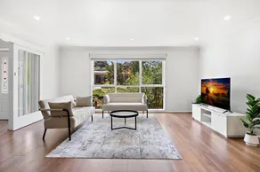 Spacious 4-Bed House with Garden in Doncaster - Image 2