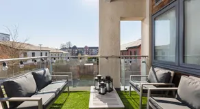 The Bell Suite by Prime Stays - Stylish 2 Bedroom in City Centre With Balcony & Gated Parking - Image 5