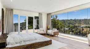4BR Architectural Gem in Beverly Hills - Image 2