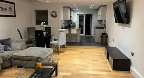 6 bedroom, North London Home - Sleeps 12 - Parking - Central location - Image 2