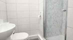 Barnsley Stay l Sleeps 6 l Parking & Fast WIFI - Image 4