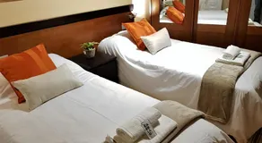 Aqua Rooms Sarria - Image 2