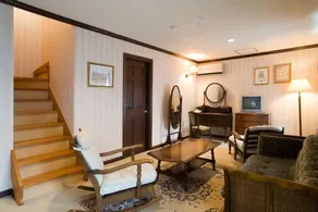 Hotel Queen's Manor - Image 5
