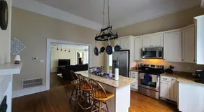 Adorable guest house in heart of Lumberton uptown - Image 3