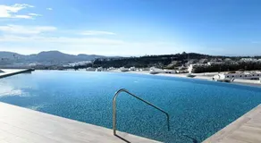 Apartamento frente a la piscina, gran jardín y vistas al mar - Image 3