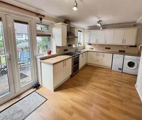 Tharsh Peaceful Escape Double Room with Shared Bathroom - Image 5