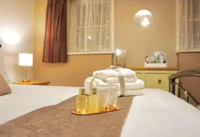 Stratton Cottage Guesthouse - Image 2