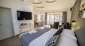 Grand Danube Hotel - Image 2