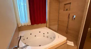 Arena Luxury Suite - Image 4
