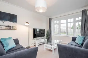 Charming 3 Bed house Family and Long-stay Discount - Image 2