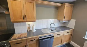 Beautiful City Centre Townhouse with parking - Image 5