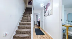 Stylish Lawnswood Lodge - Premium 3BR for Business & Leisure Stay Near Etihad & City Centre - Hosted by Parydise Properties - Image 4