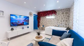 Évasion Santorin - Jacuzzi & Relax - Image 2