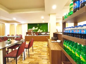 Goroomgo Grand Resort Puri - A Luxurious Collections Sea View Room - Image 2