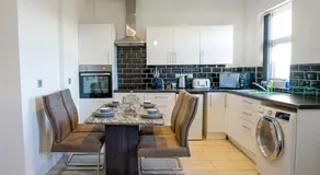 Zeenat Central Bury - Modern 2BR with Free Parking Sleeps 6 - Image 2
