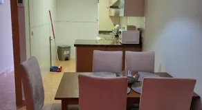¡Apartamento en primera línea con terraza y cerca de la piscina comunitaria! - Image 3