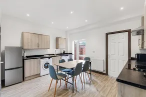 Silver Stag Properties, Large 5 Bedroom property with 5 Bathrooms - Image 3