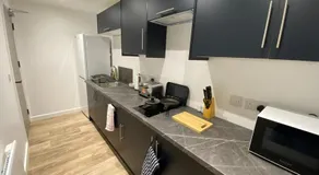 3-Bedroom Apartment Tram on the Doorstep - Image 3