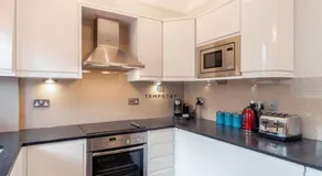 5 MIN TO CASTLE & SHOPS - CHARMING CHARACTER HOME - By Tempstay - Image 3