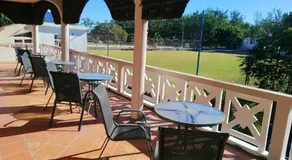 Spacious Villa with Pool and 10 Bedrooms in Quatre Cocos - Image 4